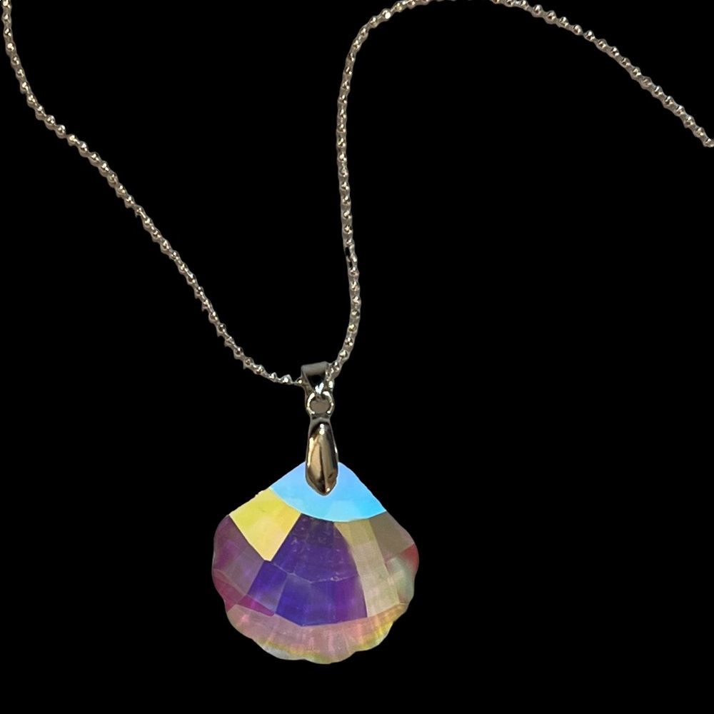 BEAUTIFUL IRIDESCENT SEASHELL PENDANT ON LONG SILVER CHAIN